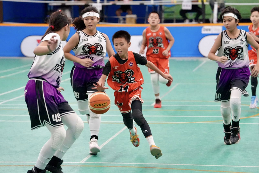 籃球隊友團隊默契擊掌